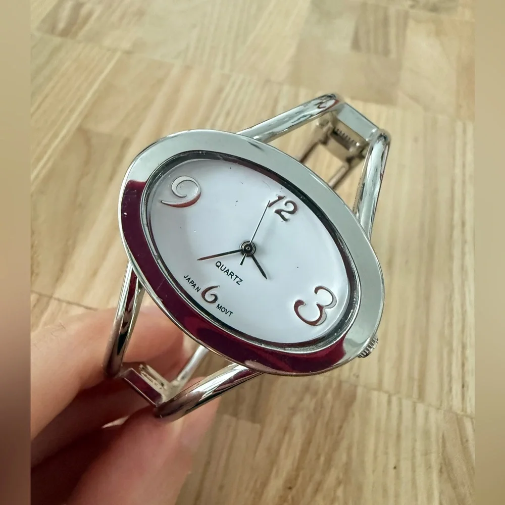 Vivani ladies oval silver tone bracelet watch NEW BATTERY